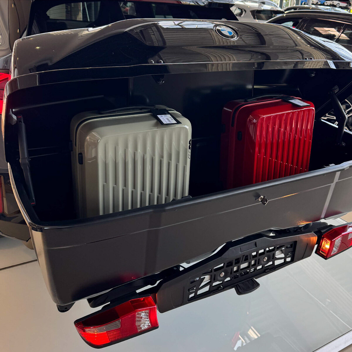 BMW Heckbox mit Koffern montiert am Fahrzeug – Zubehör bei der Wahl-Group