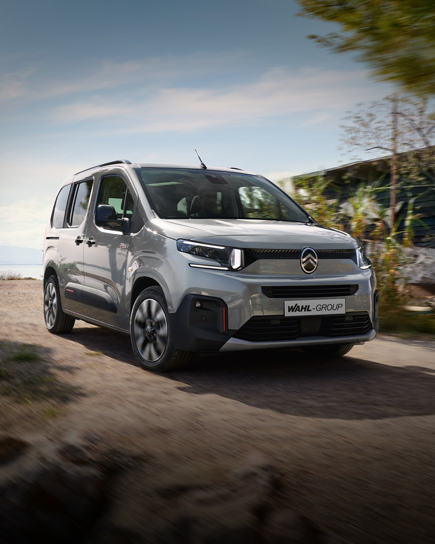 Citroën Berlingo in Grün, Frontansicht vor Küstenlandschaft