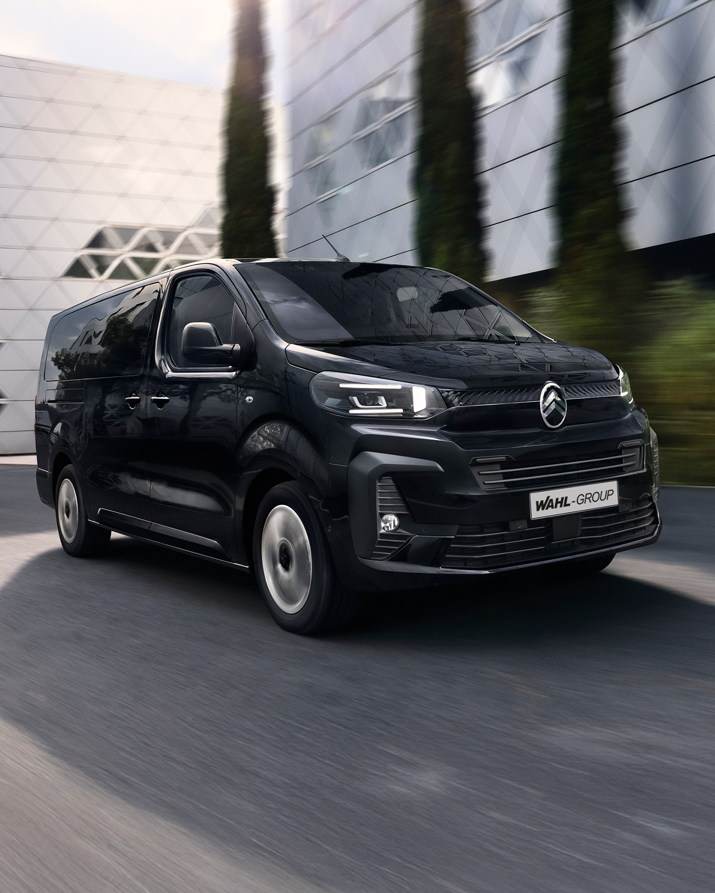 Citroën SpaceTourer in Grau, Frontansicht vor Küstenlandschaft