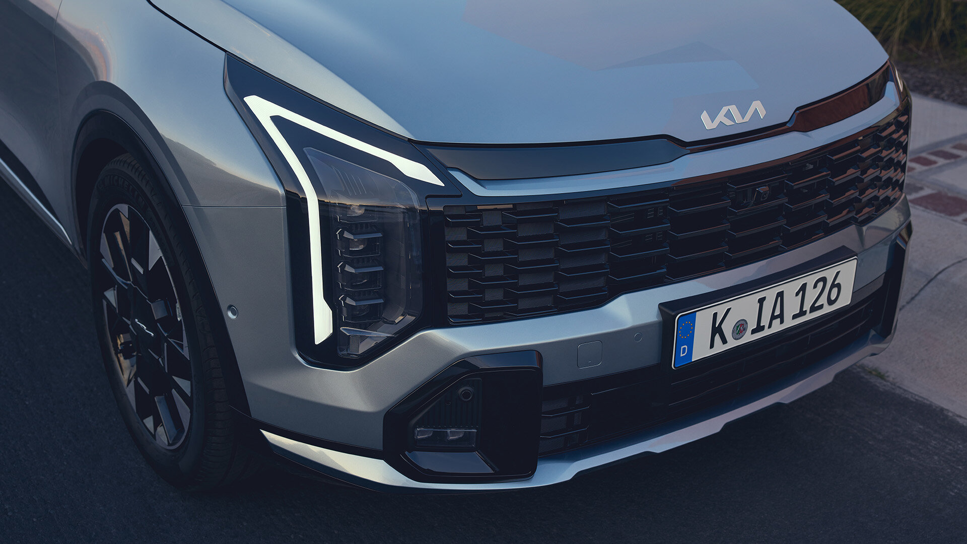 Kia Sportage HEV Frontdesign – markanter Hybrid-SUV bei der Wahl-Group Detailaufnahme Front Kia Sportage HEV – moderner Hybrid-SUV mit markantem Design bei der Wahl-Group