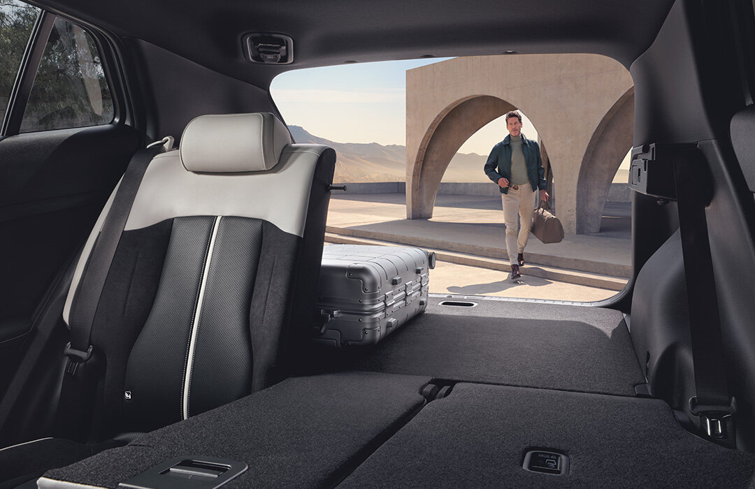 Kia Sportage HEV mit großem Kofferraum – Hybrid-SUV mit Platz & Flexibilität bei der Wahl-Group Kofferraum des Kia Sportage HEV mit umgeklappter Rücksitzbank – viel Stauraum bei der Wahl-Group entdecken