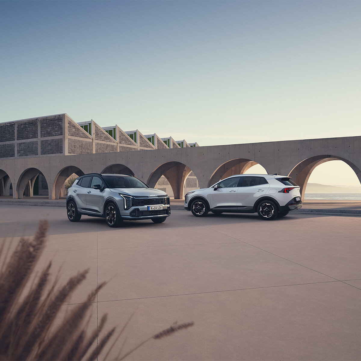 Kia Sportage HEV in Front- & Heckansicht – Hybrid-SUV im Designvergleich bei der Wahl-Group 🖼️ Alt-Tag: Zwei Kia Sportage HEV Modelle in Front- und Heckansicht – Hybrid-SUV-Design bei der Wahl-Group erleben