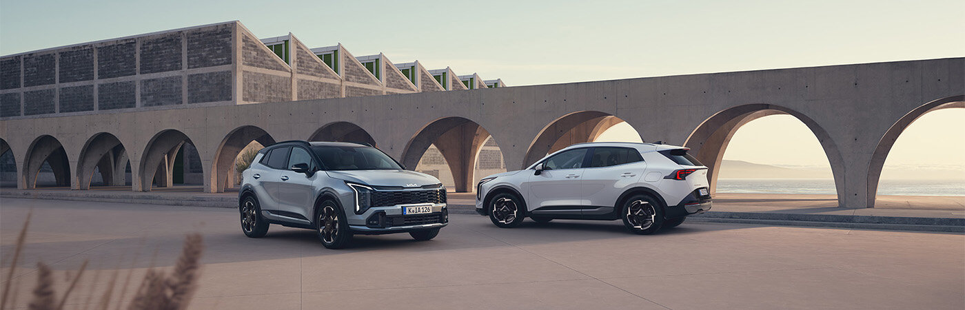 Kia Sportage HEV in Front- & Heckansicht – Hybrid-SUV im Designvergleich bei der Wahl-Group Zwei Kia Sportage HEV Modelle in Front- und Heckansicht – Hybrid-SUV-Design bei der Wahl-Group erleben