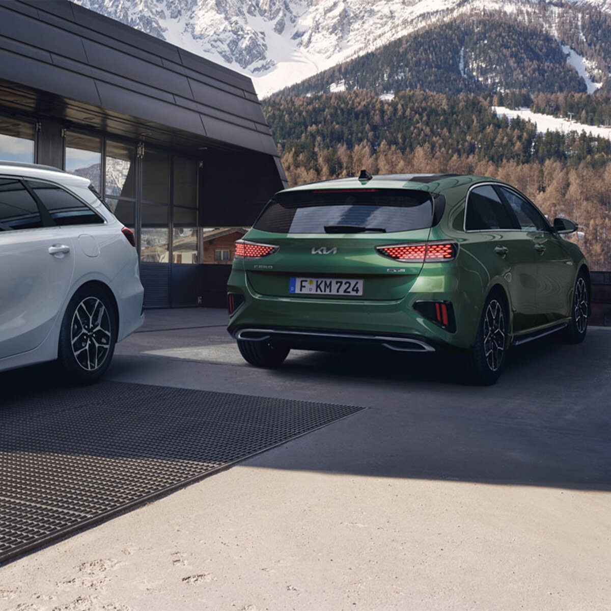 Kia Ceed Sommerangebote 2025 bei der Wahl-Group – jetzt entdecken Zwei Kia Ceed Modelle vor moderner Kulisse – Sommerangebote 2025 bei der Wahl-Group