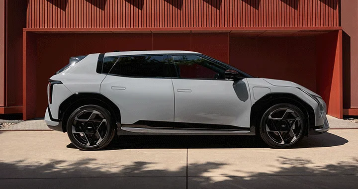 Kia EV4 Seitenansicht Starter Deals Leasingangebot Wahl-Group. Stromverbrauch kombiniert 15,8 kWh/100 km; CO₂-Emissionen kombiniert 0 g/km; CO₂-Klasse A. 7 Jahre Garantie.