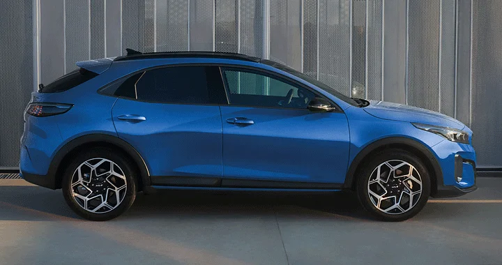 Kia XCeed Seitenansicht Starter Deals Leasing Wahl-Group. Kraftstoffverbrauch kombiniert 6,8 l/100 km; CO₂-Emissionen kombiniert 155 g/km; CO₂-Klasse E. 7 Jahre Garantie.