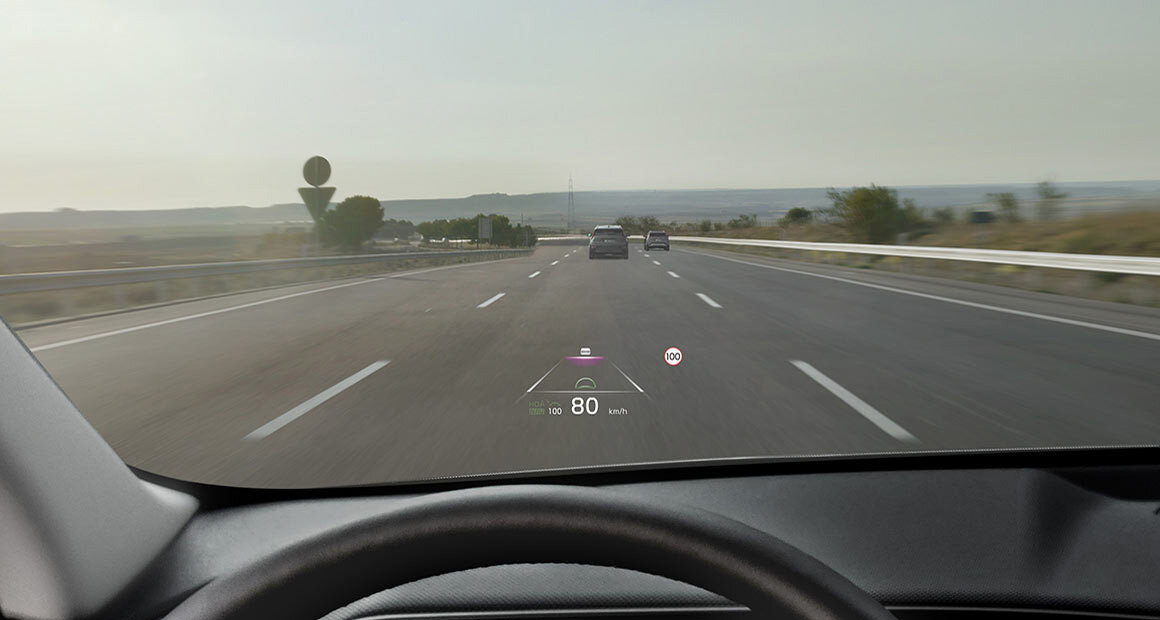 Head-up Display im Kia Sorento – Wichtige Fahrinformationen direkt im Blick Kia Sorento Head-up Display – Projektion von Geschwindigkeit und Navigation auf die Windschutzscheibe