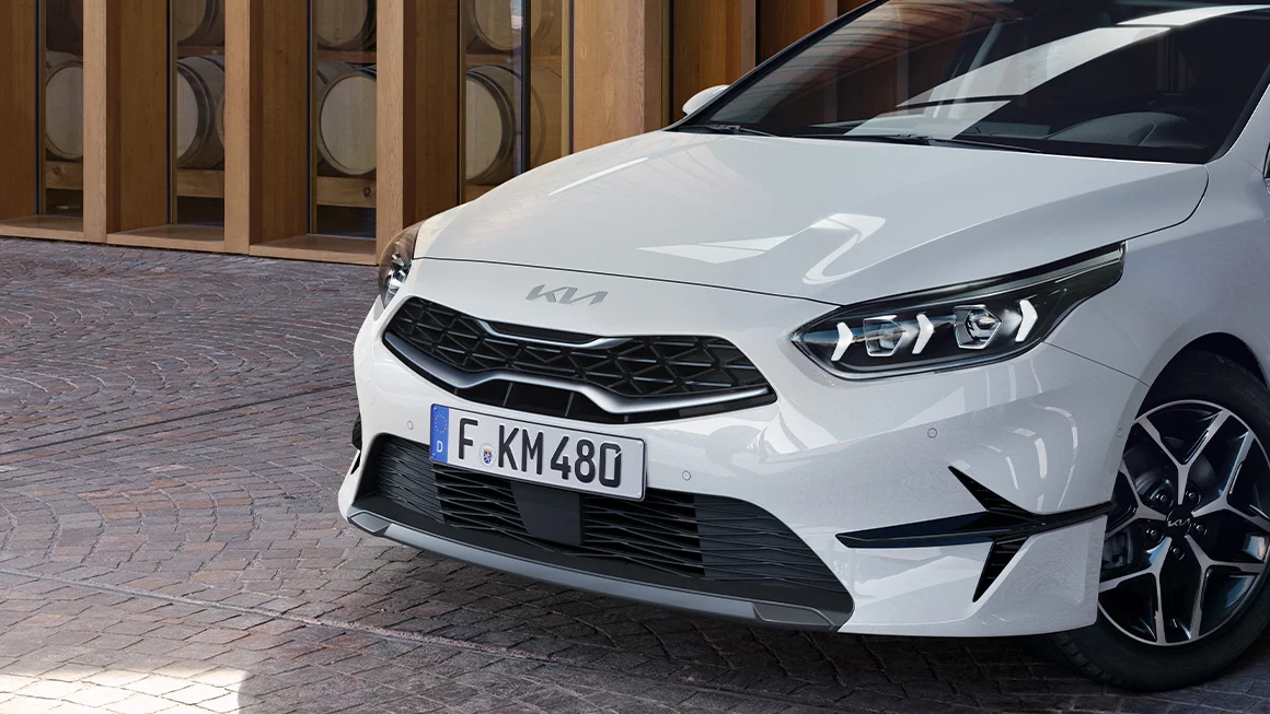 Frontansicht des Kia Ceed Sportswagon – dynamisches Design mit markantem Kühlergrill und LED-Scheinwerfern