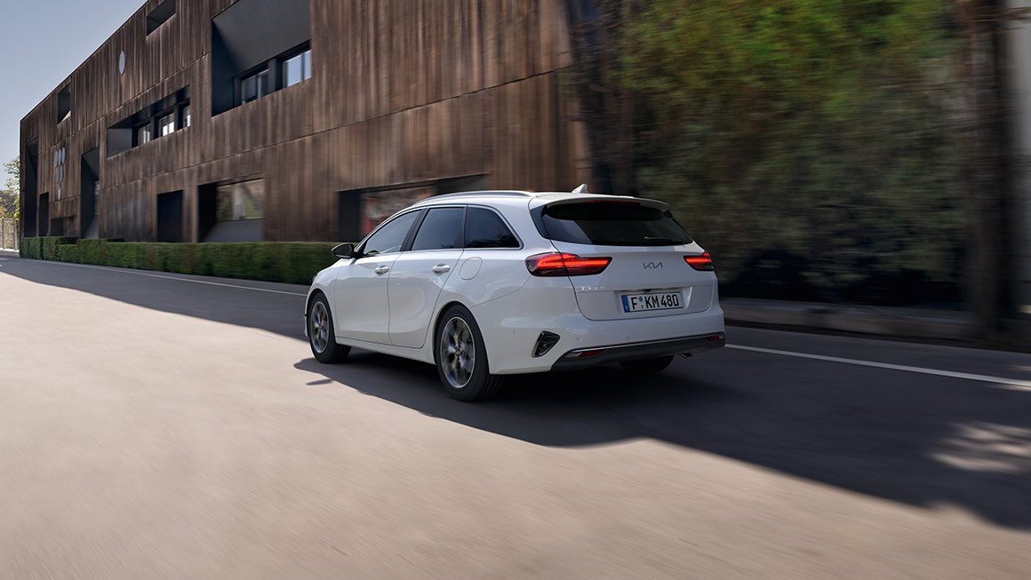 Kia Ceed Sportswagon – Ausdrucksstarkes Heck mit klarer Linienführung Heckansicht des Kia Ceed Sportswagon – modernes Rückleuchtendesign und sportlicher Abschluss