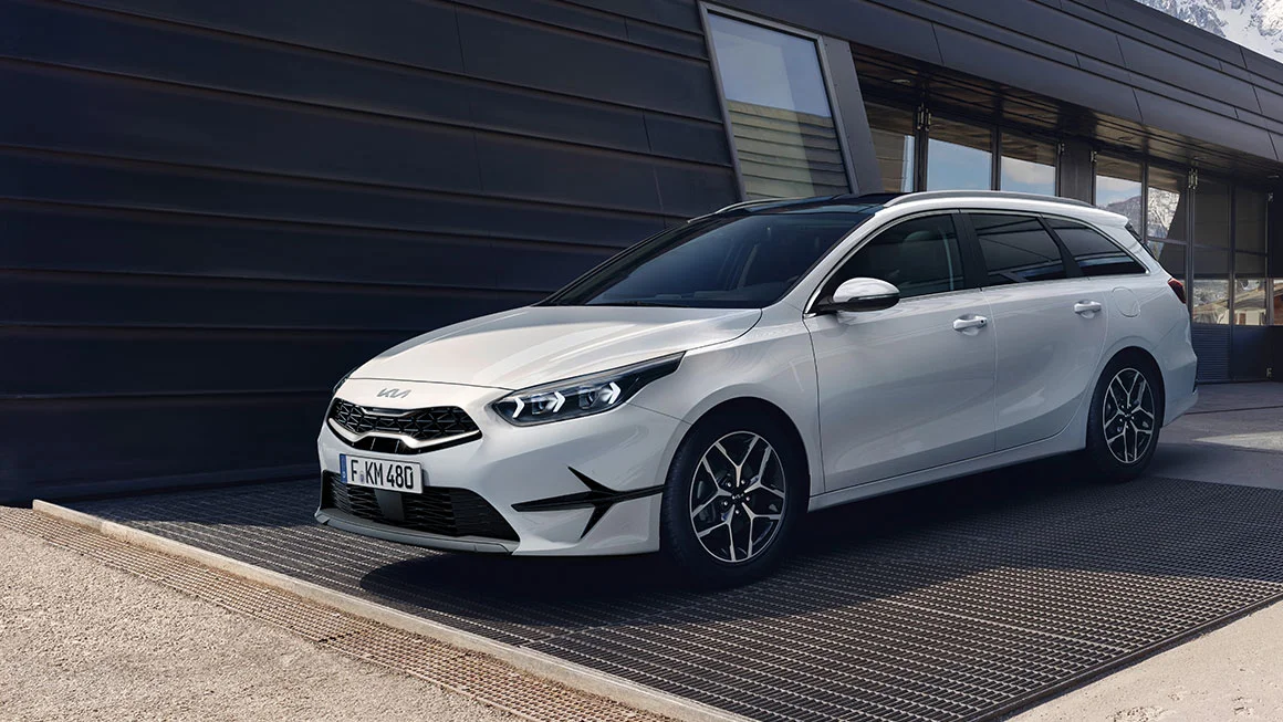 Kia Ceed Sportswagon schräg seitlich aufgenommen – sportlicher Kombi mit markanter Front und fließender Silhouette