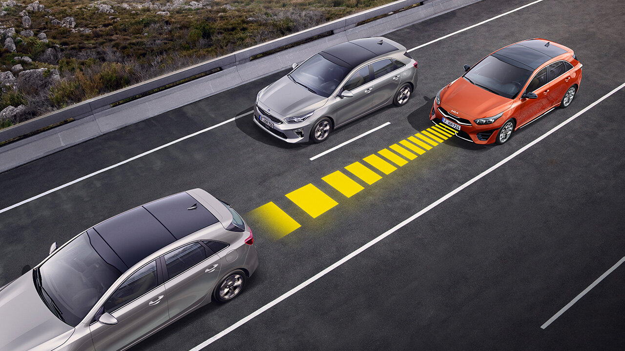 Kia Ceed mit aktiviertem adaptivem Tempomat auf der Straße