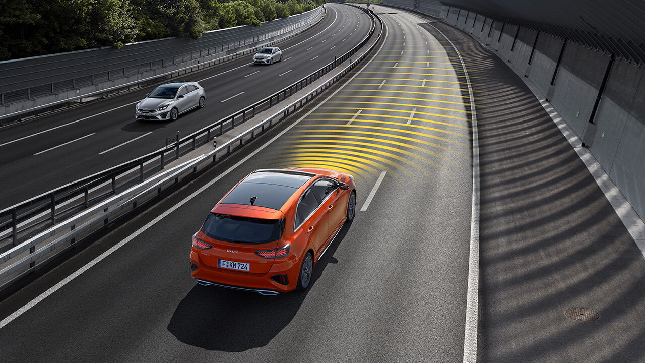 Kia Ceed mit aktiviertem Autobahnassistenten auf der Autobahn