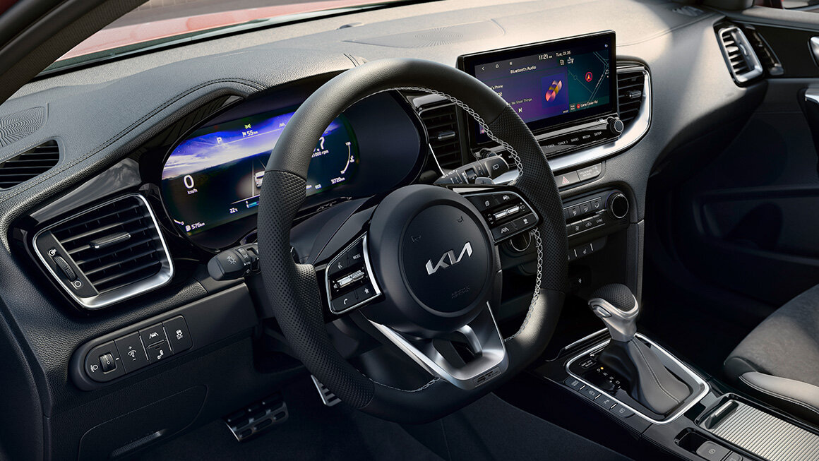 Kia Ceed Cockpit mit hochauflösendem Doppeldisplay für Navigation und Fahrinformationen