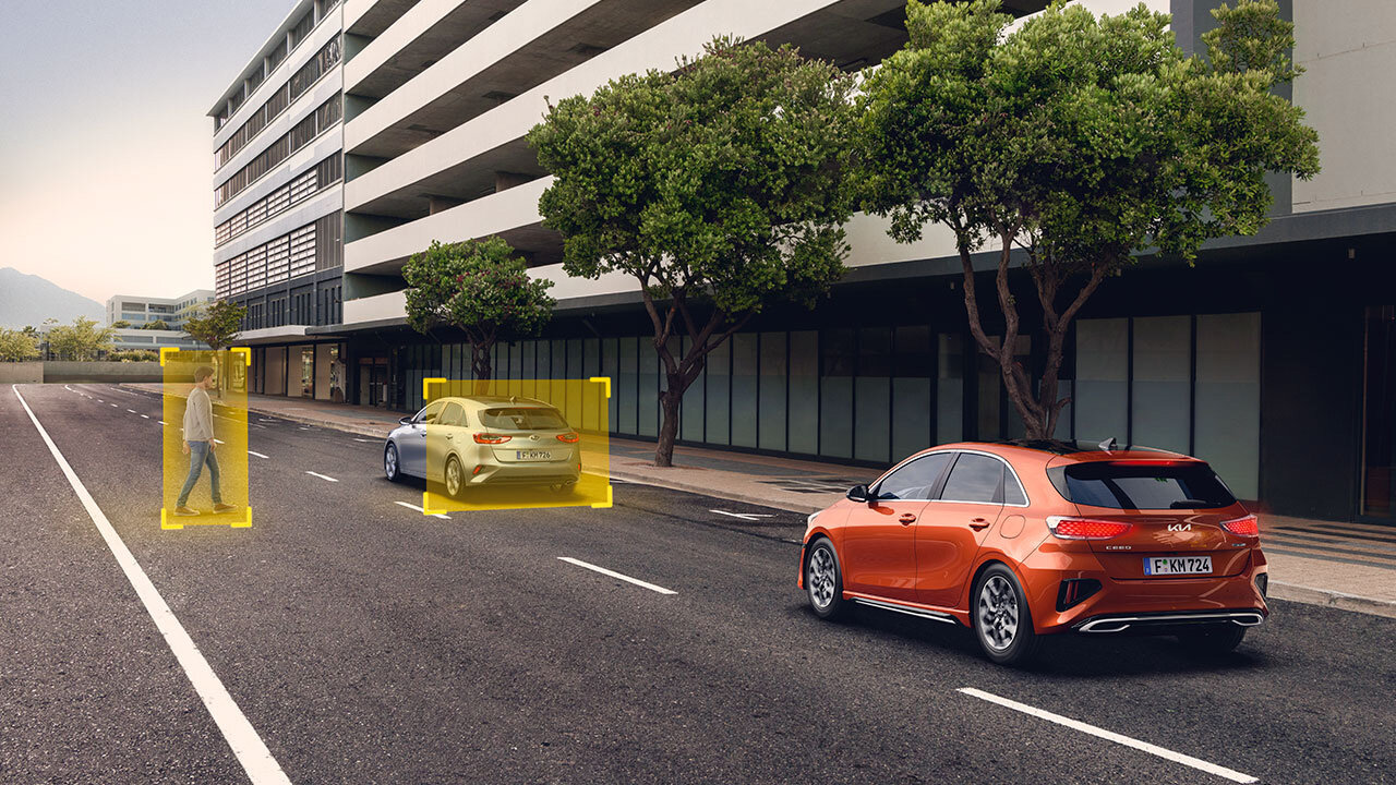 Kia Ceed erkennt Hindernisse mit dem Frontkollisionswarner und warnt den Fahrer rechtzeitig