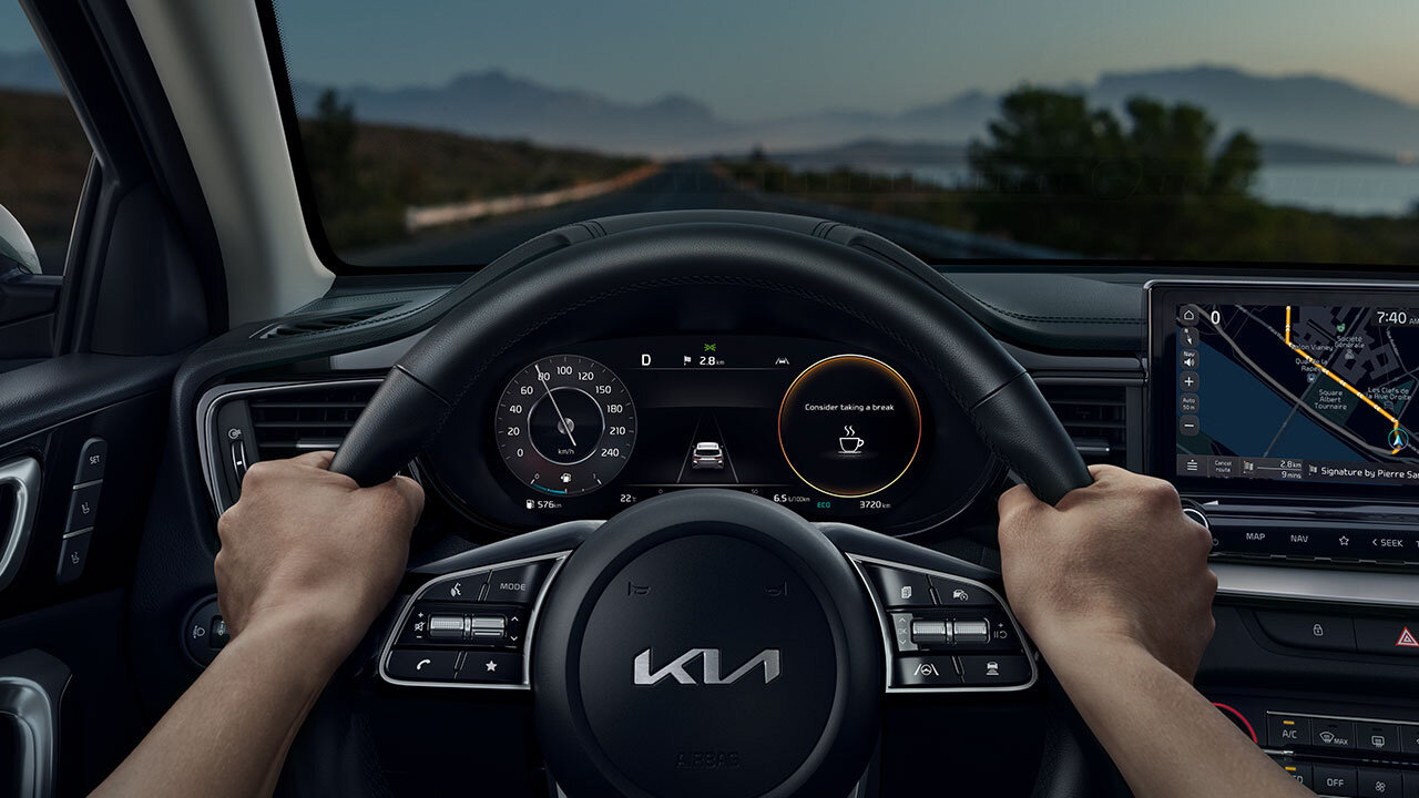 Müdigkeitswarner im Kia Ceed, der den Fahrer bei Ermüdung mit einer Warnung unterstützt