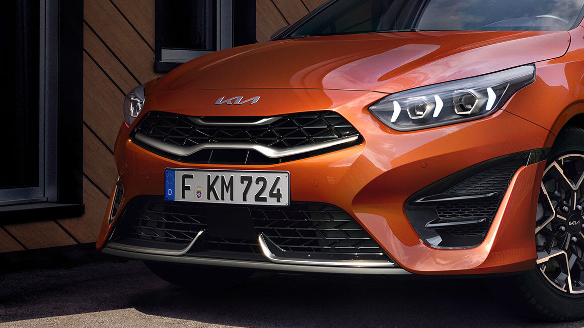 Detailaufnahme der Front des Kia Ceed mit sportlichem Kühlergrill und modernen Scheinwerfern