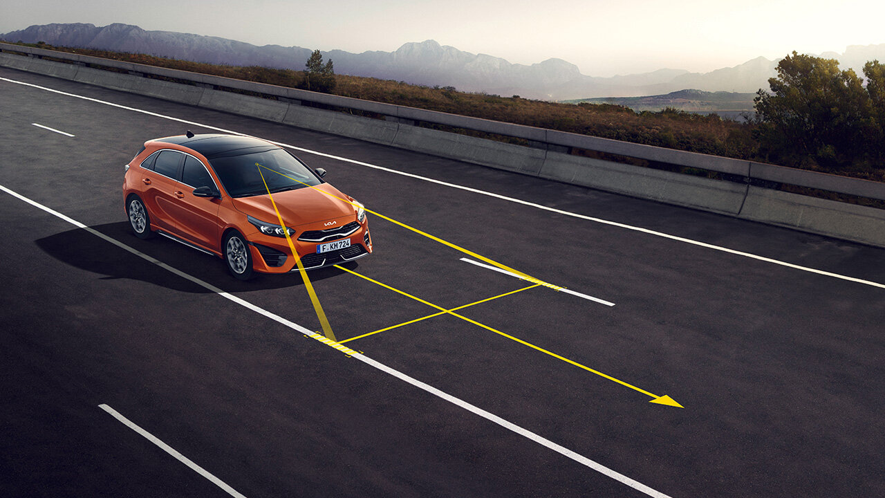 Spurfolgeassistent im Kia Ceed, der den Fahrer sanft unterstützt, um die Spur zu halten