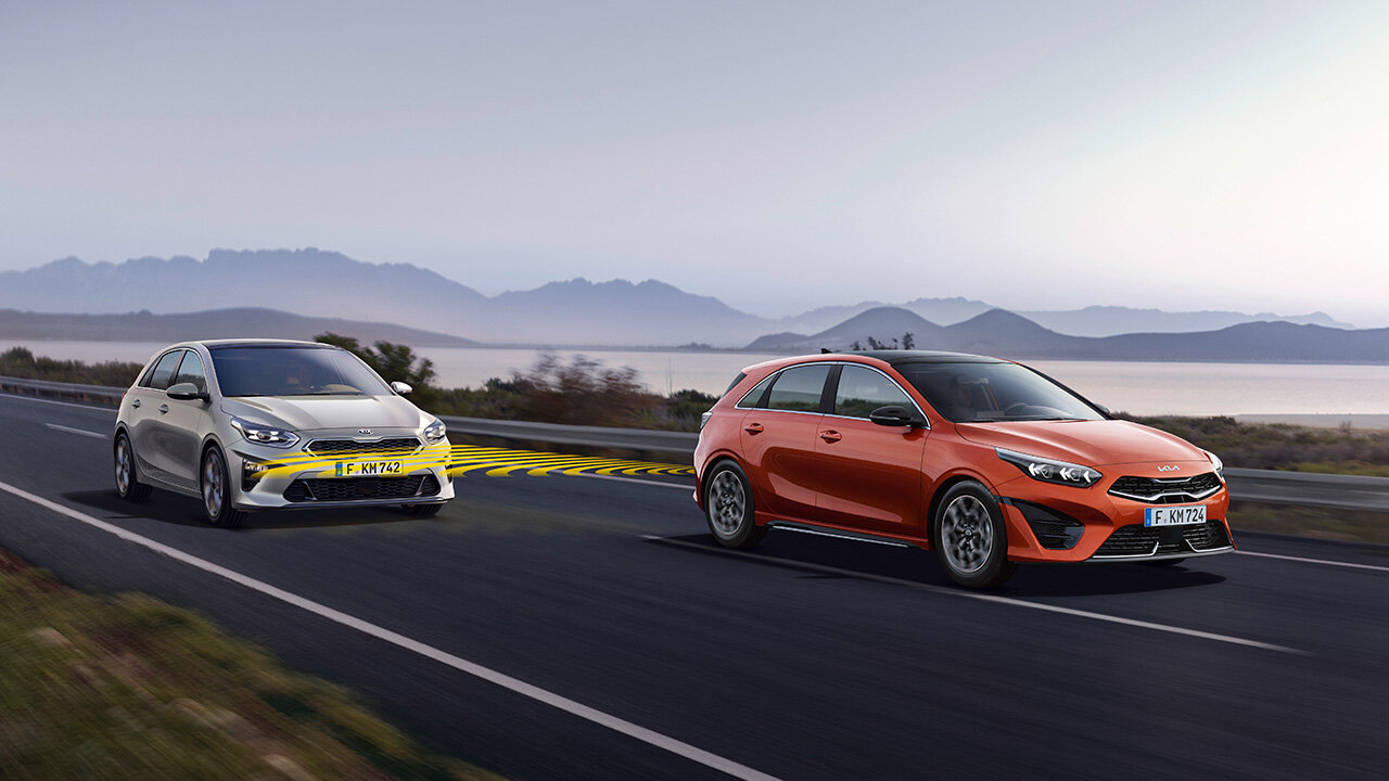 Totwinkelassistent im Kia Ceed, der den Fahrer vor Fahrzeugen im toten Winkel warnt