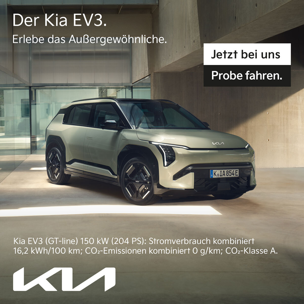 Der KIA EV3 GT-line - Jetzt Probefahrt bei der KIA Wahl-Group vereinbaren KIA EV3 GT-line in Shale Grey mit schwarzem Dach in moderner Architekturumgebung, 150 kW Elektromotor, Stromverbrauch 16,2 kWh/100km