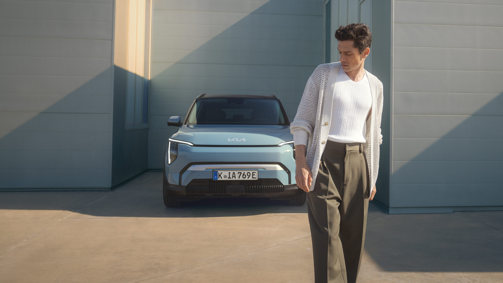 Kia EV3 - Markante Frontansicht mit LED-Signatur - Movement that inspires Kia EV3 Frontansicht mit charakteristischer LED-Beleuchtung und markantem Kühlergrill in hellblauer Metallic-Lackierung