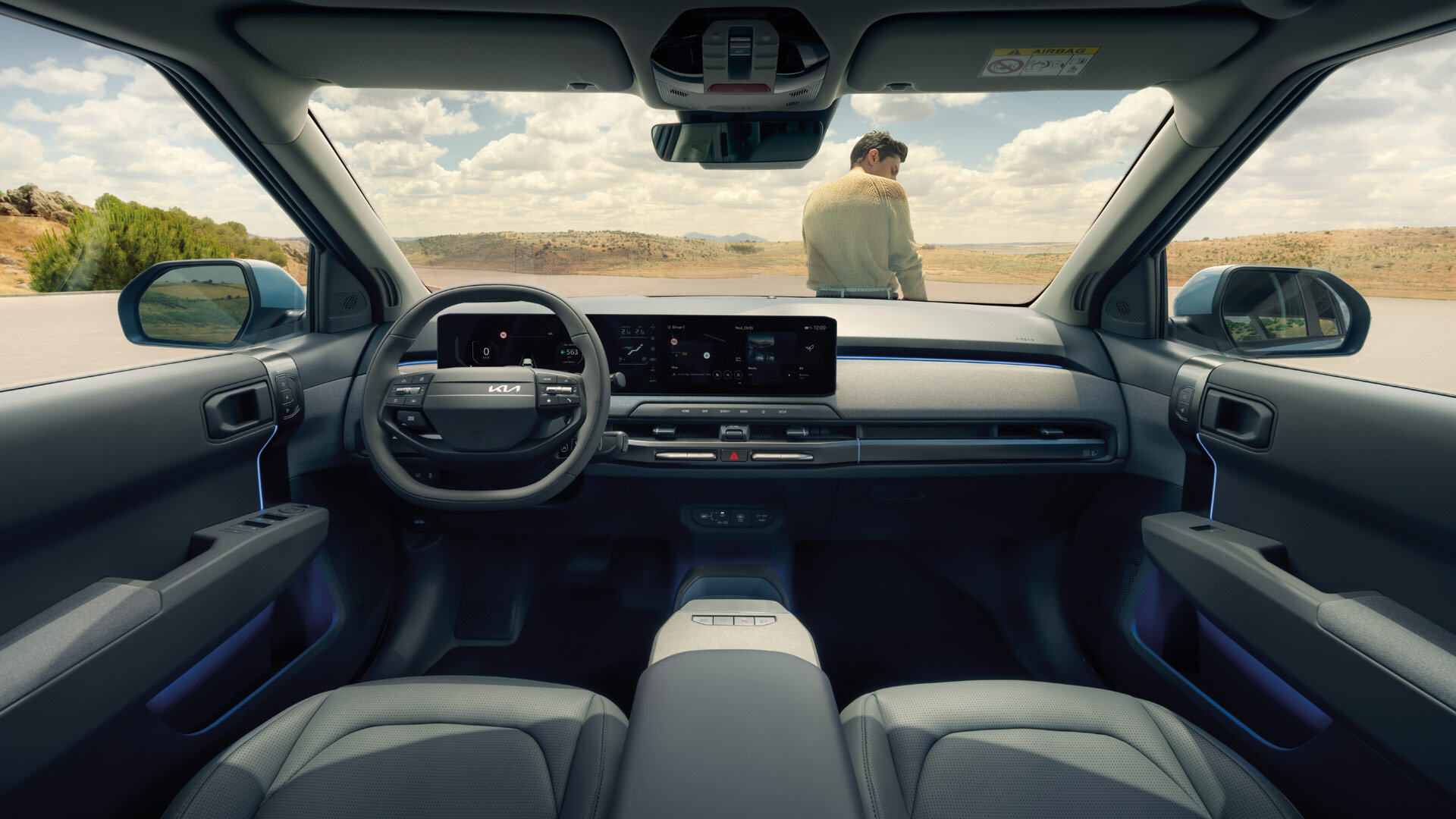 Kia EV3 - Premium Interieur mit Panorama-Display - Nachhaltige Materialien Kia EV3 Cockpit mit durchgehendem Panorama-Display harmonische Ambientebeleuchtung und minimalistischem Design