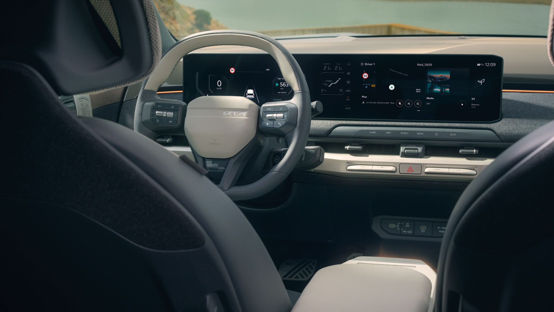 Kia EV3 - High-Tech Cockpit mit Panorama-Display - Movement that inspires Kia EV3 Cockpit-Ansicht mit drei vernetzten Displays für digitales Instrumentenpanel Navigation und Entertainment im minimalistischen Design