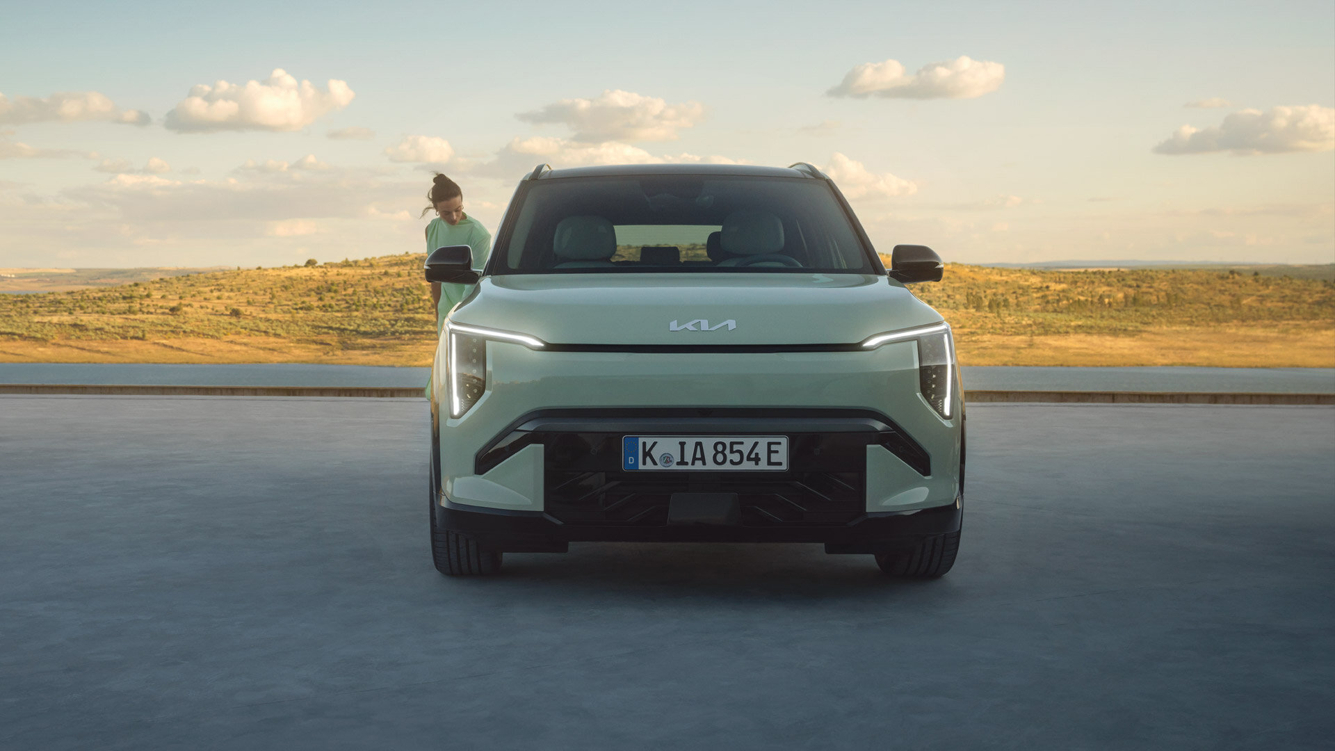 Kia EV3 - Markante Frontansicht - Elektromobilität neu definiert Kia EV3 Frontansicht mit charakteristischer LED-Tagfahrlichtgrafik und modernem Kühlergrill-Design vor Naturkulisse im Sonnenuntergang