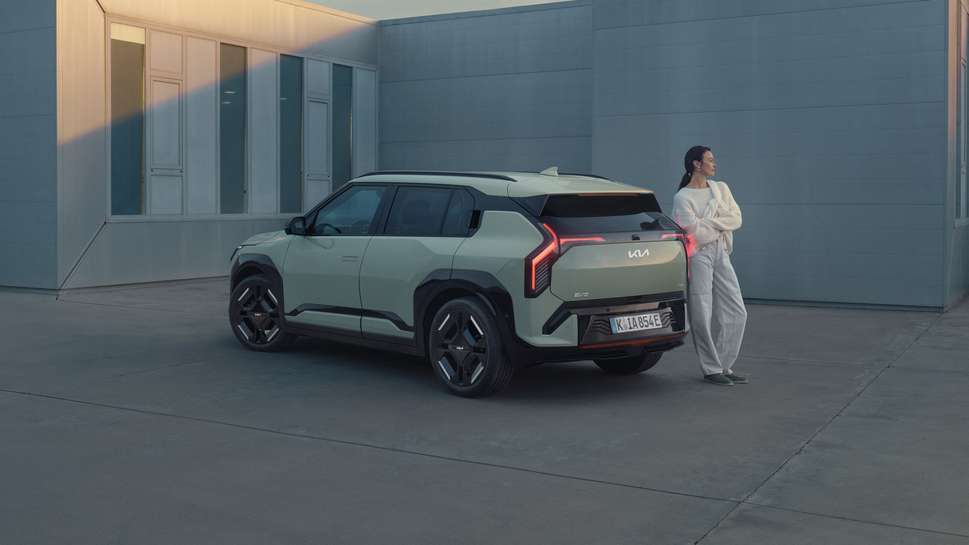 Kia EV3 - Moderne Heckansicht in Urban Green - Design der Zukunft Kia EV3 Heckansicht mit charakteristischem LED-Leuchtenband markanten Linien und aerodynamischem Design in hellem Grünton