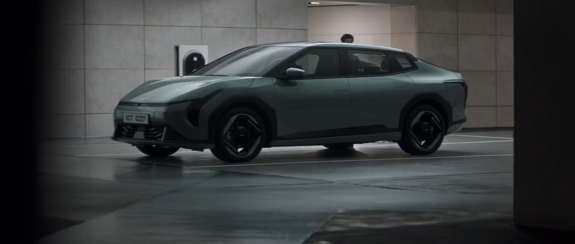 Kia EV4 Laden – Elektrolimousine mit Schnellladetechnologie bei der Wahl-Group Kia EV4 Elektrolimousine beim Laden, Reichweite bis zu 633 km und moderne Schnellladetechnik bei der Wahl-Group