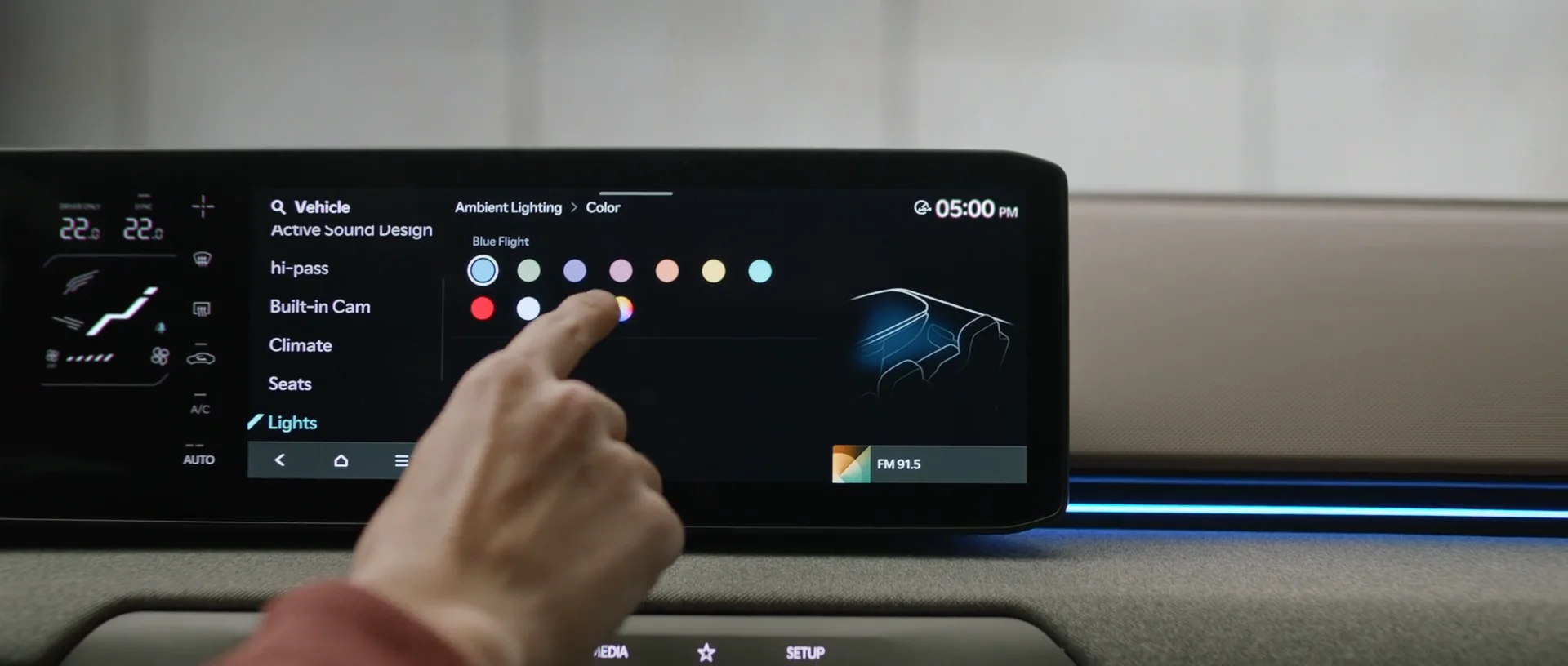 Kia EV4 Multimedia Display mit Ambient Light Steuerung im digitalen Cockpit bei der Wahl-Group