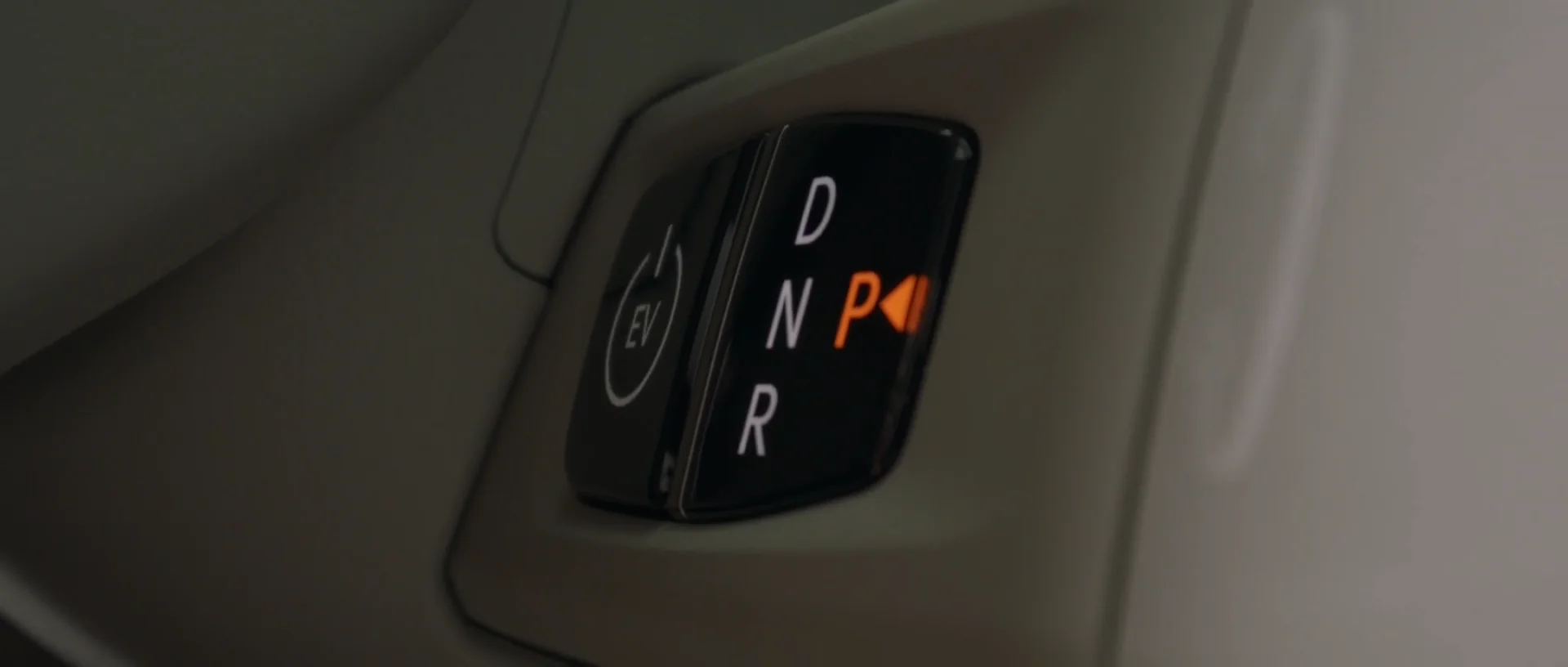 Kia EV4 Batterie- und Fahrmodi-Steuerung mit moderner Schaltkonsole bei der Wahl-Group