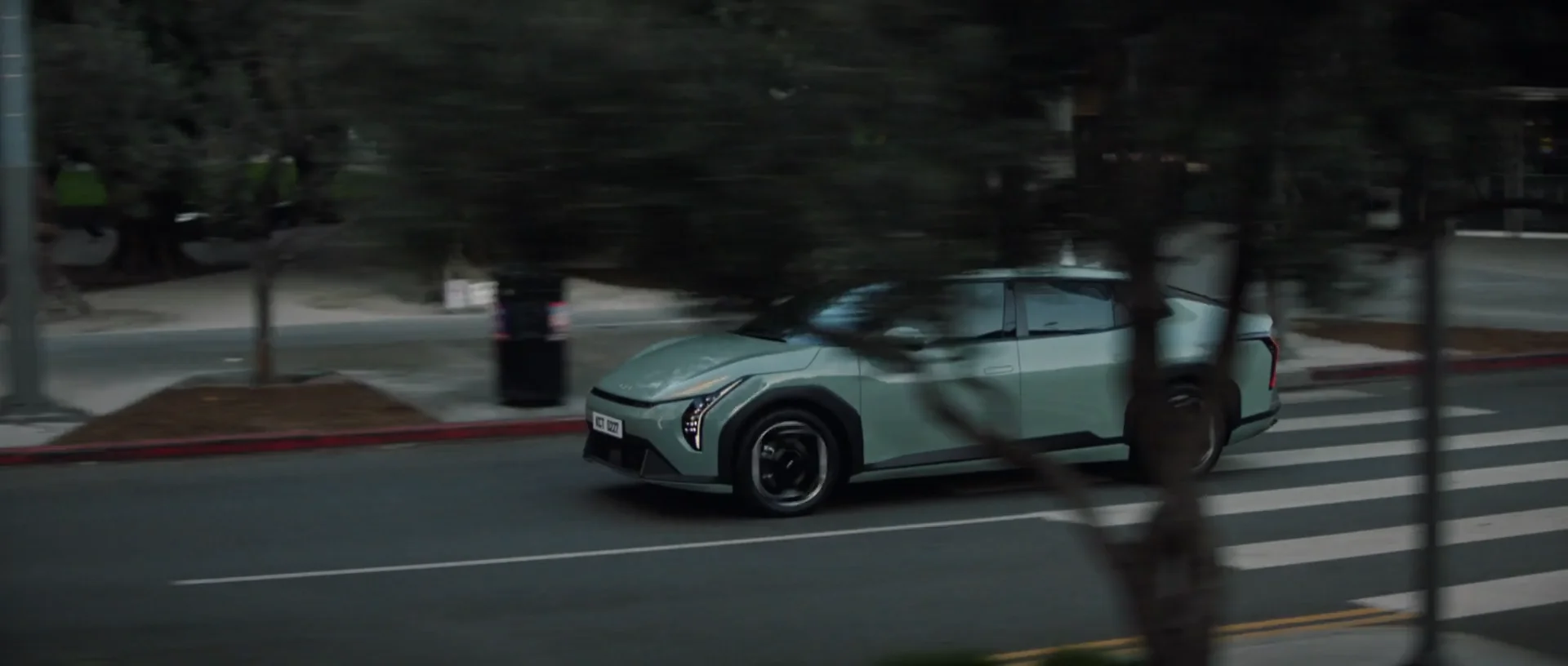 Kia EV4 Elektrolimousine in Fahrt mit integriertem KI-Assistenten für intuitive Steuerung bei der Wahl-Group