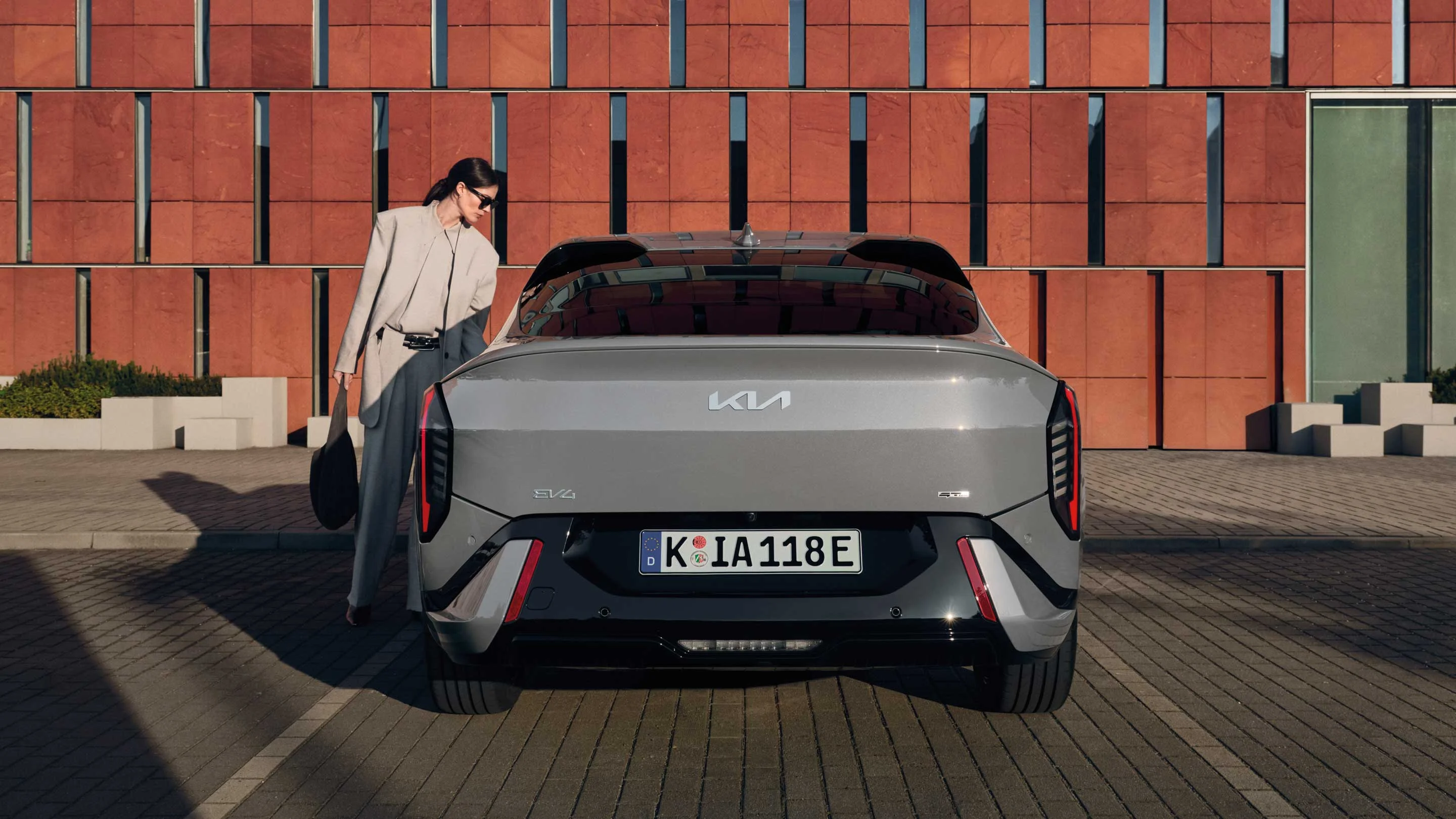 Heckansicht des Kia EV4 Fastback bei der Wahl-Group – sportlicher Elektro-Crossover mit innovativem Lichtdesign