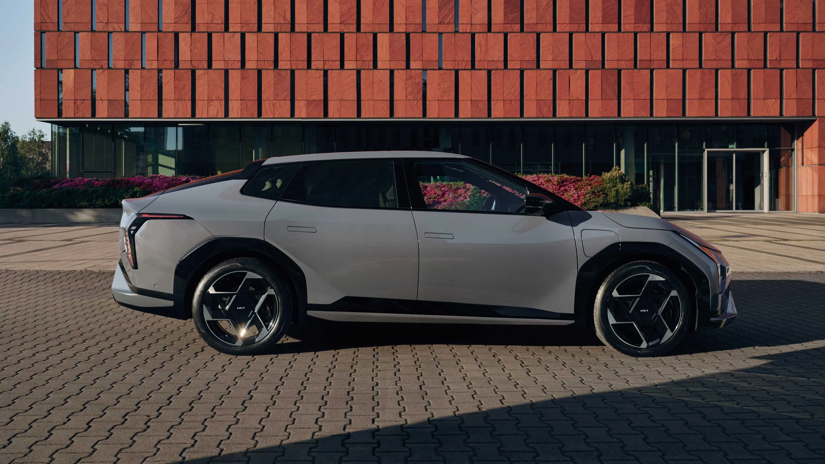 Seitenansicht des Kia EV4 Fastback bei der Wahl-Group – dynamische Silhouette und modernes Design