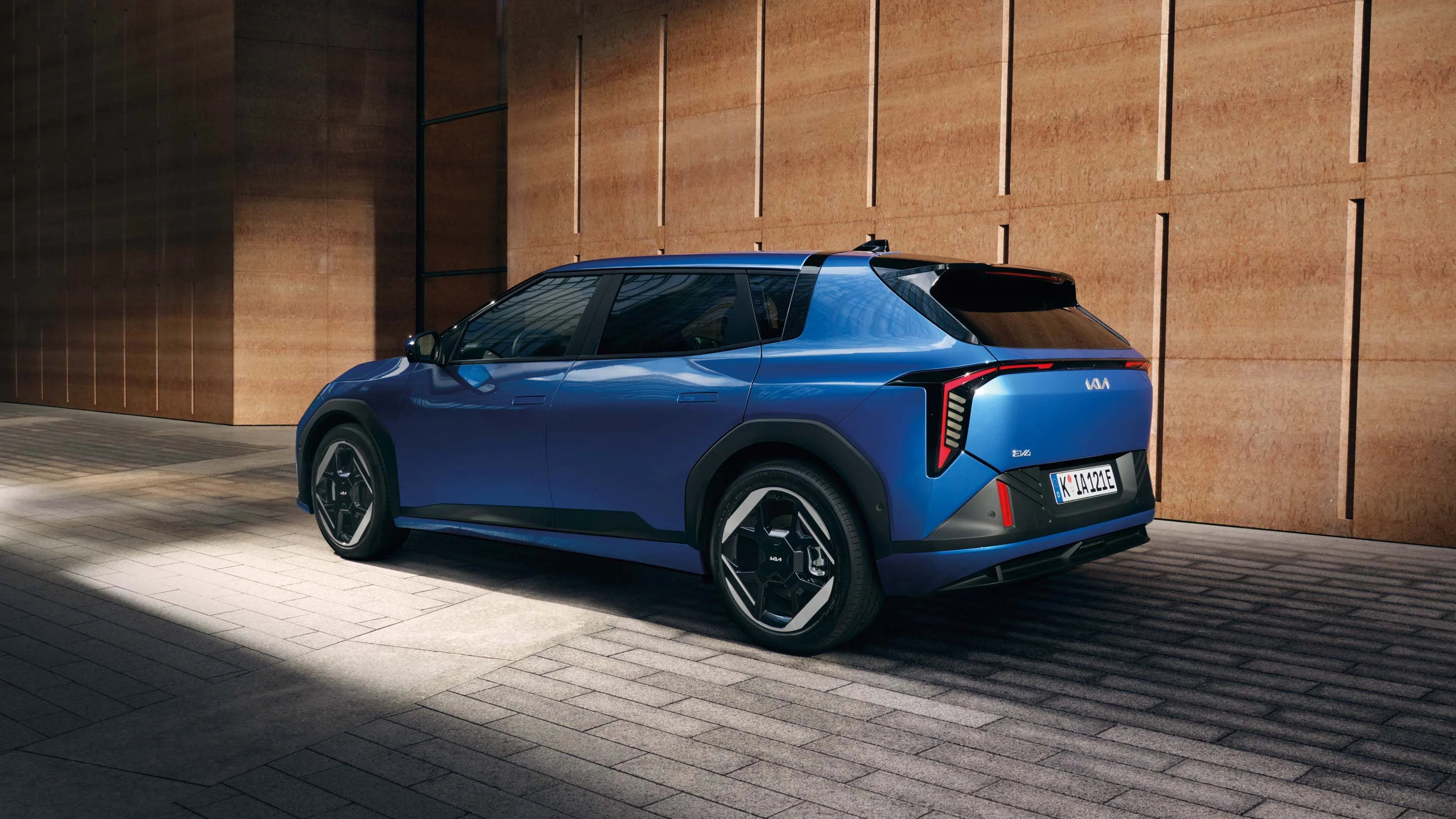 Heckansicht des Kia EV4 bei der Wahl-Group – kompaktes Elektro-SUV mit modernen LED-Rückleuchten