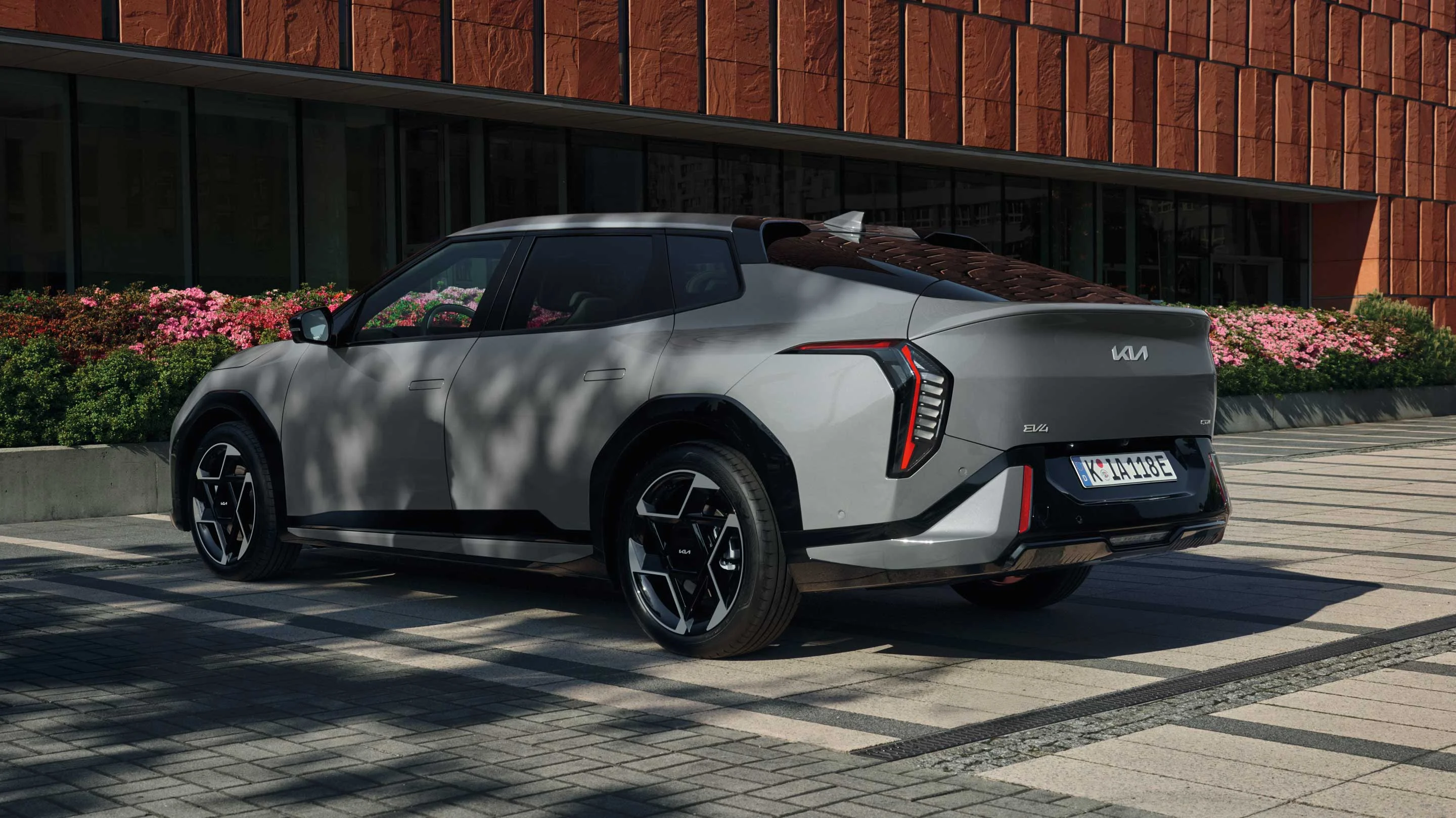 Schrägansicht des Kia EV4 Fastback bei der Wahl-Group – aerodynamisches Elektroauto mit modernem Auftritt