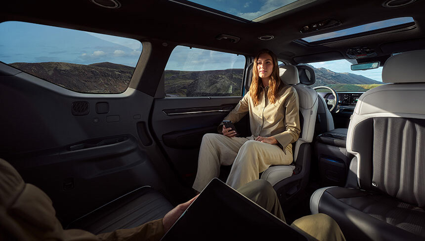 Kia EV9 mit drehbaren Sitzen in der zweiten Reihe für mehr Bewegungsfreiheit und ein kommunikatives Reiseerlebnis.