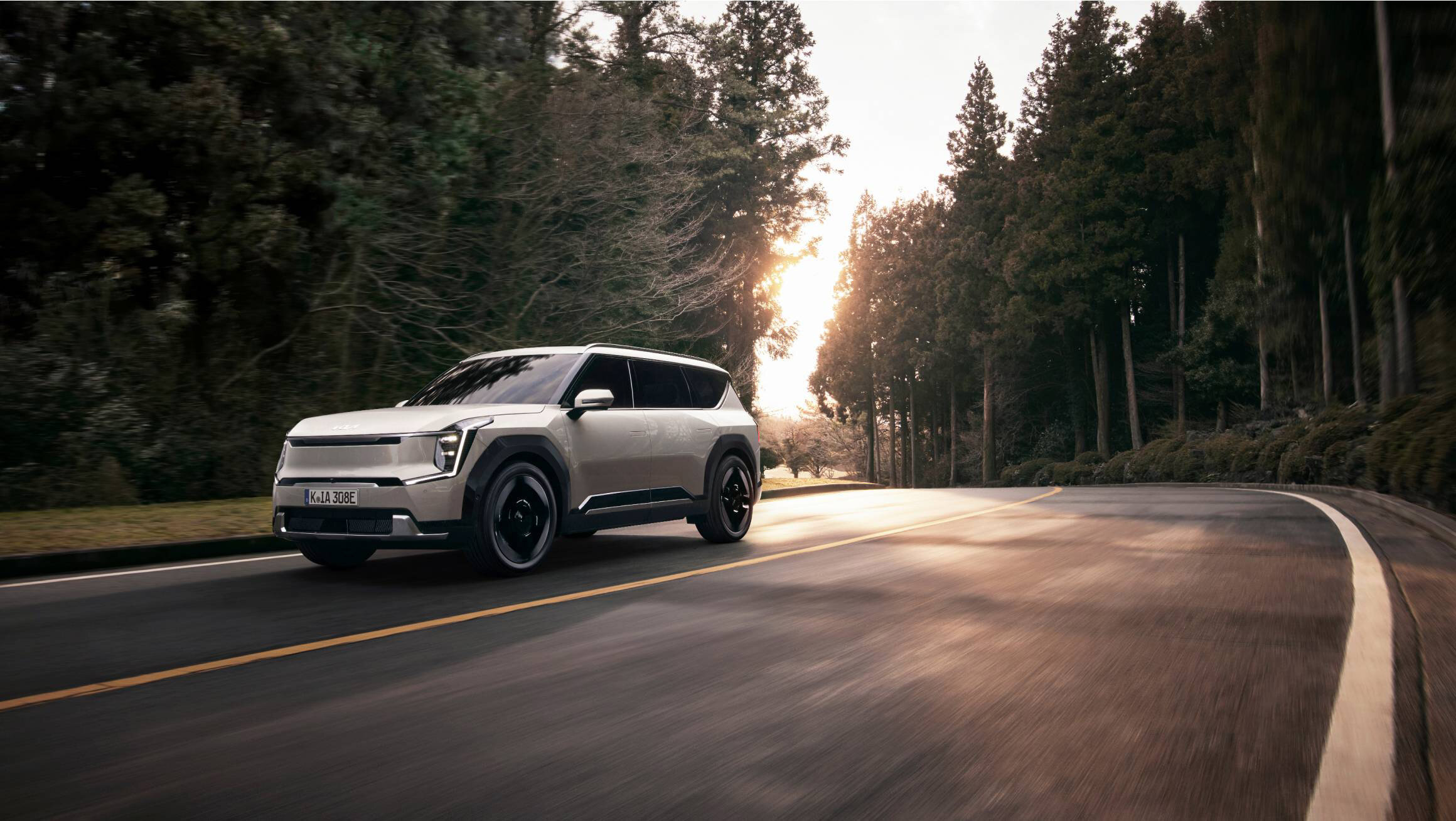 Kia EV9 in Bewegung mit futuristischem Design, elektrischer Leistung und innovativen Technologien für ein einzigartiges Fahrerlebnis.