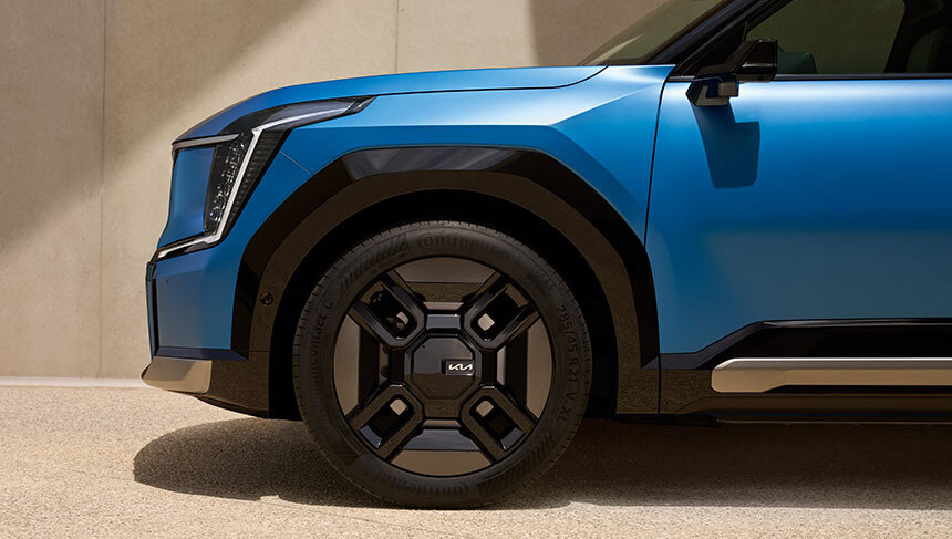 Kia EV9 GT-Line mit markanten 21-Zoll-Leichtmetallfelgen für einen kraftvollen und dynamischen Auftritt.