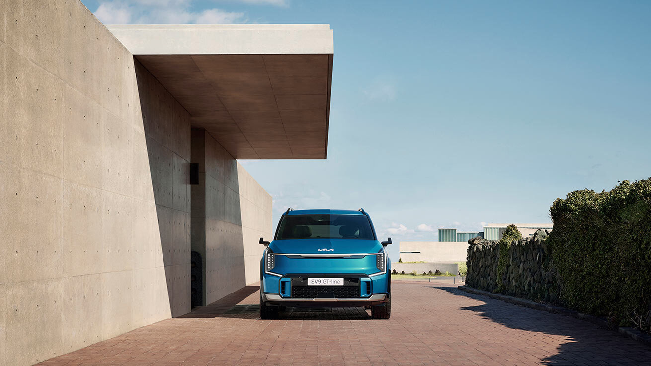 Die Front des Kia EV9 GT-Line mit markanter LED-Lichtsignatur und sportlichem, aerodynamischem Design.