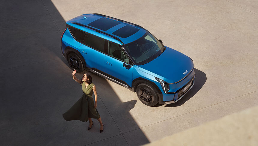 Kia EV9 mit dualem Panorama-Glasdach für eine lichtdurchflutete und offene Atmosphäre im Innenraum.