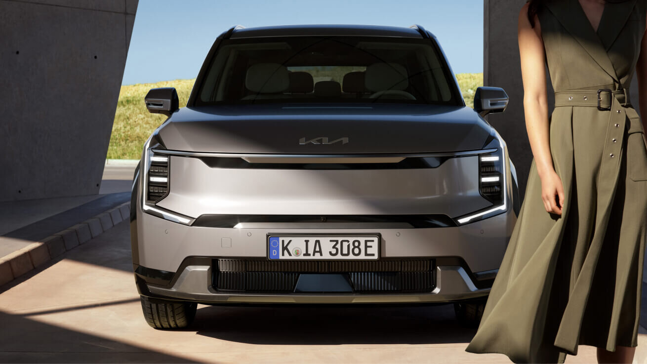 Die Front des Kia EV9 mit ikonischem LED-Tagfahrlicht und modernem, aerodynamischem Design für eine beeindruckende Präsenz.