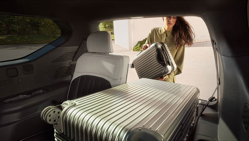 Kia EV9 mit geräumigem Kofferraum und flexiblem Ladeplatz für vielseitige Transportmöglichkeiten.