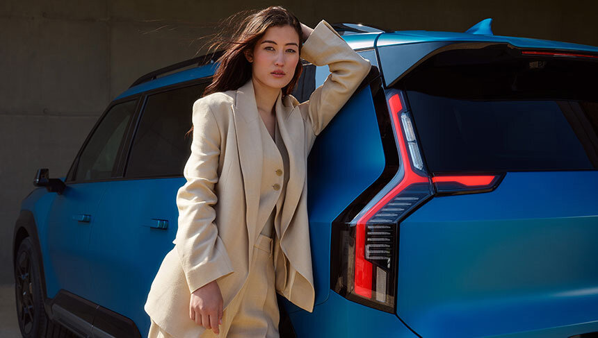 Kia EV9 mit modernen LED-Rückleuchten im einzigartigen „Star Map“-Design für eine futuristische Heckansicht.