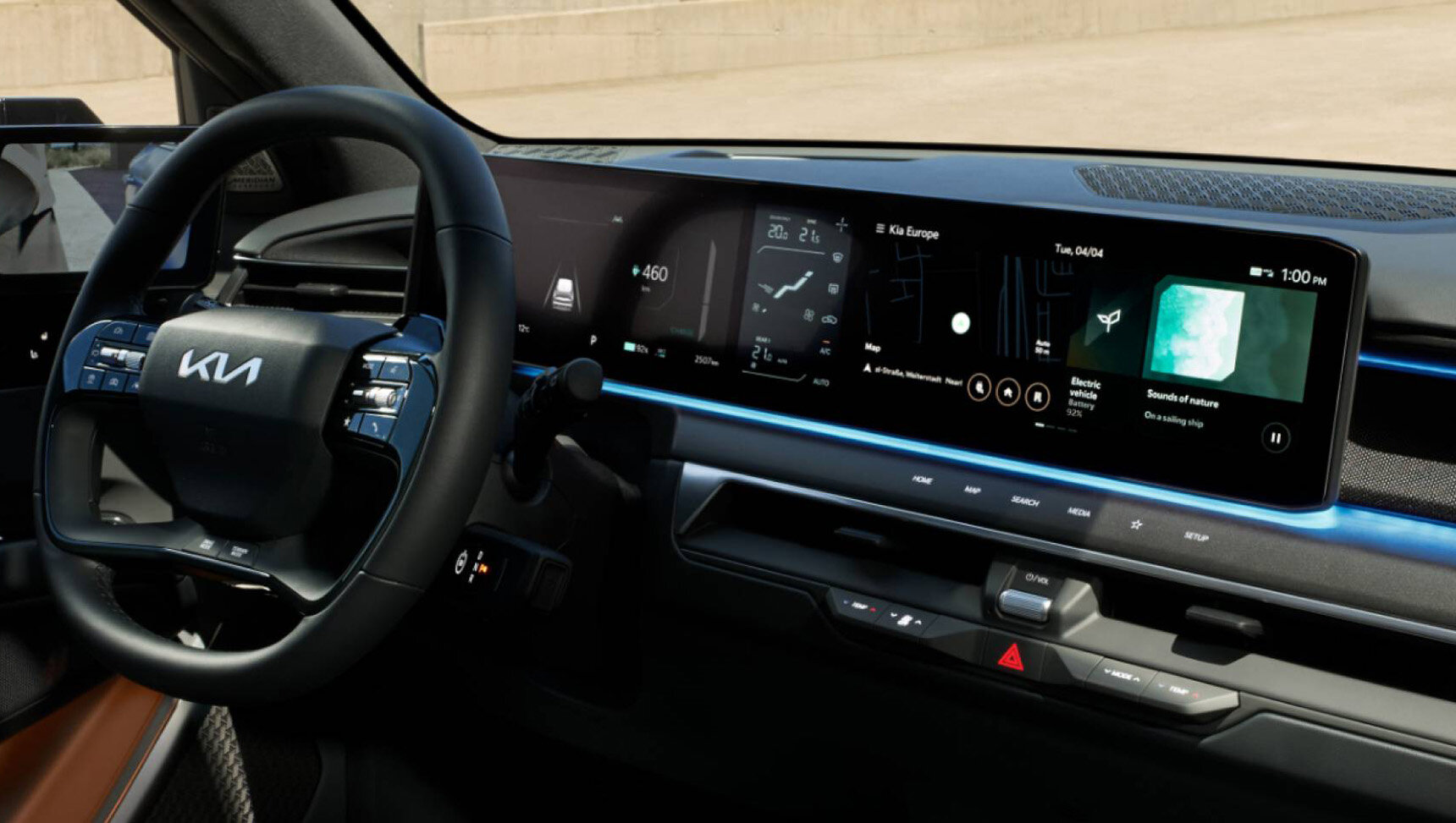 Kia EV9 mit Panorama-Display, das mehrere hochauflösende Bildschirme kombiniert, um alle Fahrzeugfunktionen und Informationen klar darzustellen.