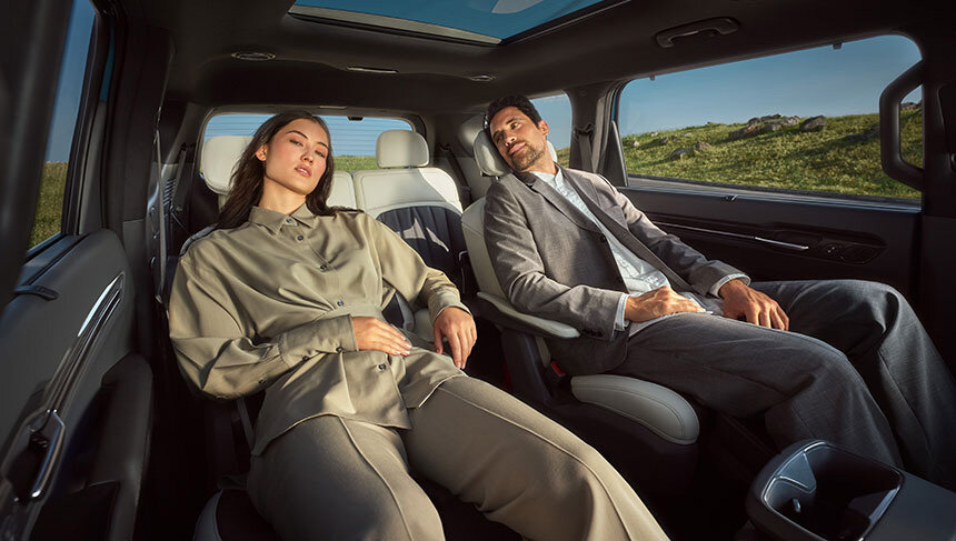 Kia EV9 mit Premium Relaxation-Sitzen, die ergonomische Entspannung und erstklassigen Komfort bieten, ideal für entspannte Fahrten.