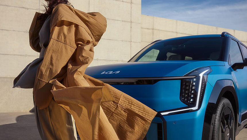 Kia EV9 mit modernen LED-Scheinwerfern und markanten Z-förmigen Tagfahrlichtern für eine beeindruckende Straßenpräsenz.