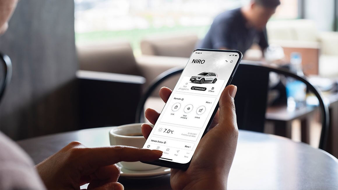 Kia Connect App – Smarte Steuerung Ihres Kia Niro per Smartphone Smartphone mit geöffneter Kia Connect App zur Steuerung und Überwachung des Kia Niro