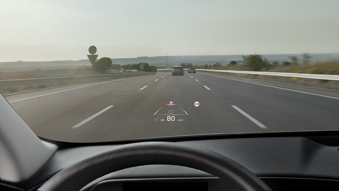 Kia Niro Head-up Display – Wichtige Informationen während der Autofahrt Kia Niro Head-up Display zeigt relevante Fahrinformationen während der Autobahnfahrt an