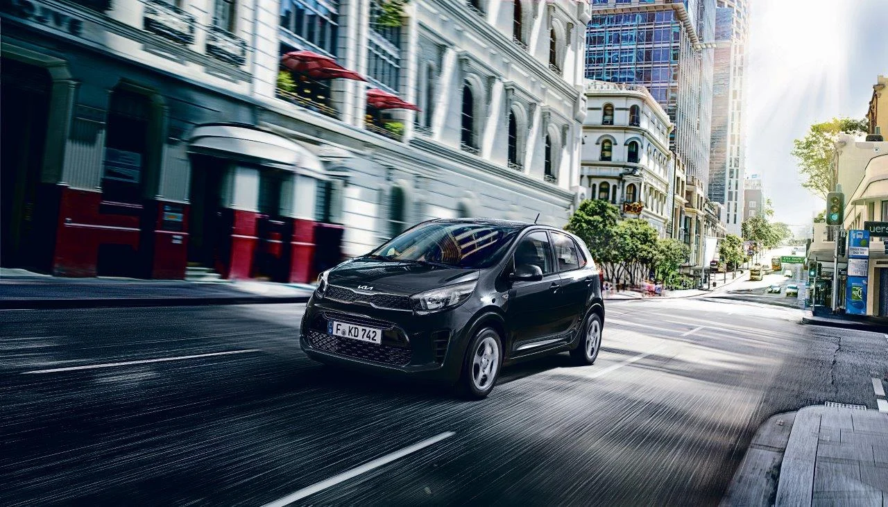 Kia Picanto bei der Wahl-Group Schwarzer Kia Picanto auf der Straße in der Stadt